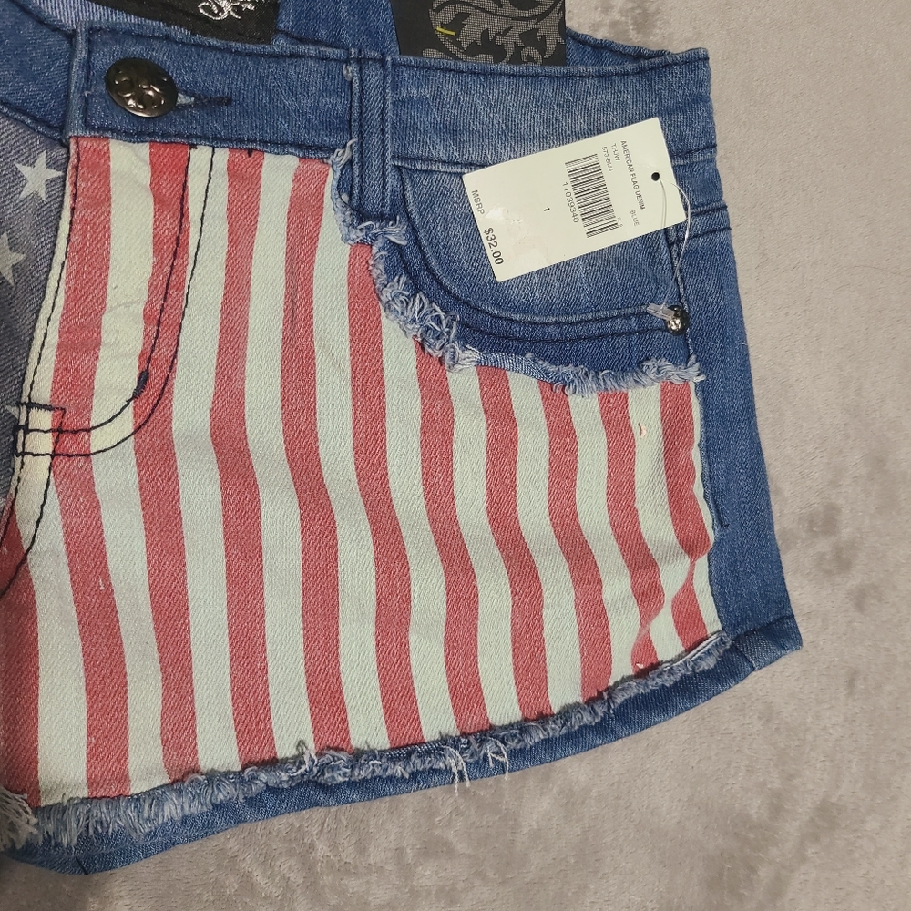 Shorts - Picture 3 of 5